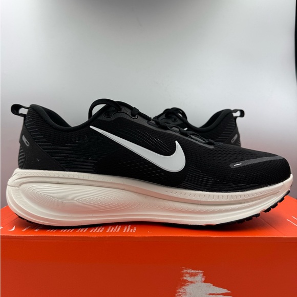Nike Vomero 18 Wide Black Summit White BRAND NEW Size 10.5 - Picture 5 of 8